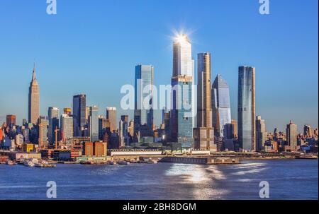 Stati Uniti d'America, New York City, Manhattan, Empire State Building e cantieri di Hudson Skyline, il fiume Hudson. Foto Stock