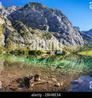 Berge spiegeln sich im Obersee, Salet am Königssee, Berchtesgadener Land, Nationalpark Berchtesgaden, Oberbayern, Bayern, Deutschland Foto Stock