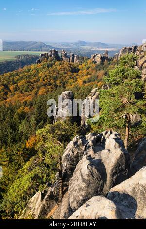 Vista da Schrammsteingratweg a Schrammsteinen, montagne di arenaria dell'Elba, Parco Nazionale della Svizzera Sassonia, Sassonia, Germania Foto Stock