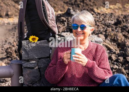 senior età attraente donna terza età sorridere e godere il viaggio all'aperto vacanza con zaino per sentire la libertà e l'indipendenza dalla società - bere tè e rimanere felice visitare il mondo Foto Stock
