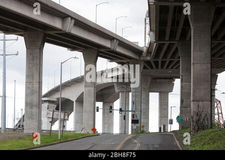 Il West Seattle Bridge rimane chiuso giovedì 23 aprile 2020. Il Seattle Department of Transportation ha ordinato una chiusura di emergenza del ponte dopo che le crepe nel ponte sono state scoperte durante un'ispezione di routine. Il ponte, che funge da principale arteria stradale per West Seattle, rimarrà fuori servizio fino ad almeno 2022 a causa di danni estesi riscontrati. Foto Stock