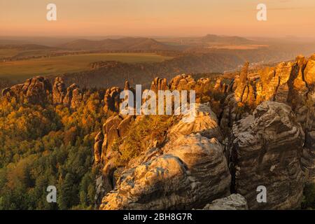 Schrammsteine im Morgenlicht, Elbsandsteingebirge, Nationalpark Sächsische Schweiz, Sachsen, Deutschland Foto Stock