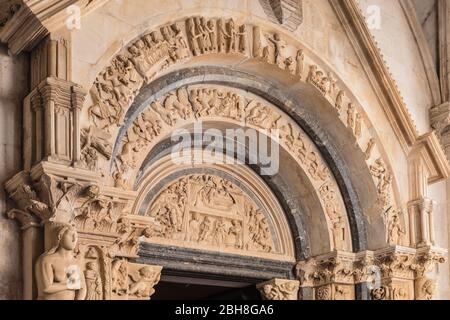 Portale romanico, architetto Radovon, Cattedrale di San Lorenzo, Trogir, Patrimonio dell'Umanità dell'UNESCO, Dalmazia, Croazia Foto Stock