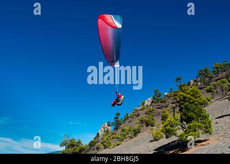 Parapendio sulla caldera di la Palma, Isole Canarie, Spagna Foto Stock