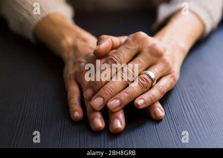 Chiudere L Immagine Della Donna Mani Disegno In Pazienti Adulti Libro Da Colorare Su Un Tavolo A Casa Foto Stock Alamy