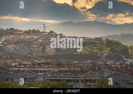 Idilliaco paesaggio collinare con case e cielo nuvoloso al tramonto. Montesilvano, Italia. Foto Stock