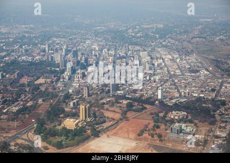 Gli incendi di cespuglio della stagione secca causano cieli foschi sulla capitale Harare, provincia di Harare, Zimbabwe. Foto Stock