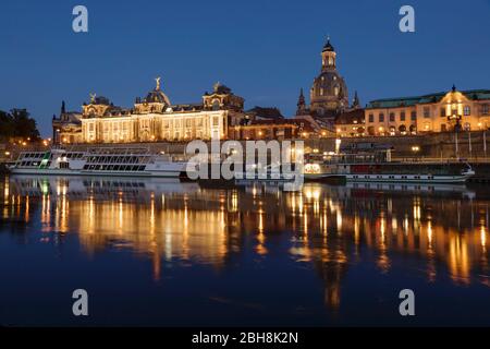 Vista sull'Elba per Brühlscher Terrasse, Kunstakademie e Frauenkirche, Dresda, Sassonia, Germania Foto Stock