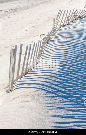 Stati Uniti d'America, New England, Massachusetts, Nantucket Island, Madaket, Madaket Beach, recinto di sabbia e ombre Foto Stock