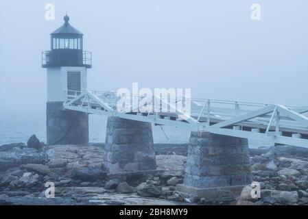 Stati Uniti d'America, Maine, Port Clyde, Marshall Point Lighthouse nella nebbia Foto Stock