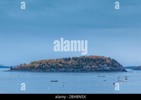 Stati Uniti d'America, Maine, Mt. Isola deserta, Bar Harbor, vista del francesino Bay, autunno Foto Stock