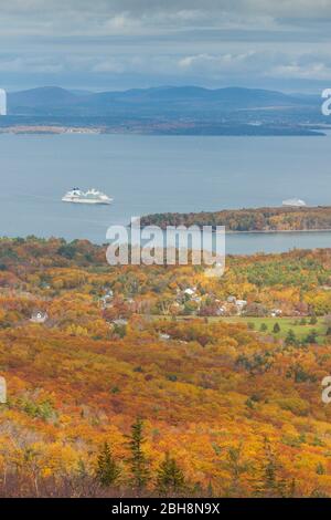 Stati Uniti d'America, Maine, Mt. Isola deserta, Parco Nazionale di Acadia, Cadillac Mountain, vista in direzione di Bar Harbor dal vertice, autunno Foto Stock