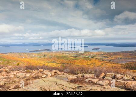 Stati Uniti d'America, Maine, Mt. Isola deserta, Parco Nazionale di Acadia, Cadillac Mountain, vista in direzione di Bar Harbor dal vertice, autunno Foto Stock