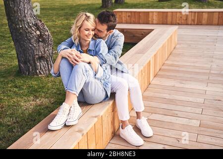 Donna e il suo ragazzo caucasico seduti all'aperto Foto Stock