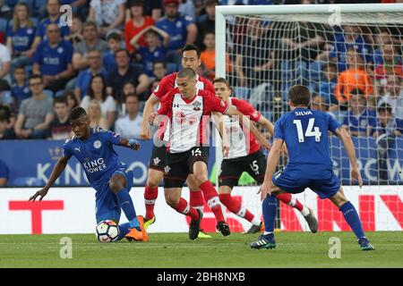 LEICESTER, INGHILTERRA Kelehi Iheanacho di Leicester City in azione con Oriol Romeu, Maya Yoshida e Jan Bednerek di Southampton mentre xt Adrien Silva di Leicester City guarda durante la partita della Premier League tra Leicester City e Southampton al King Power Stadium di Leicester il 19 aprile 2018. (Credit: Mark Fletcher | MI News) Foto Stock