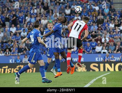 LEICESTER, INGHILTERRA Kelechi Iheanacho di Leicester City contesta un titolo con il Dusan Tadic di Southampton durante la partita della Premier League tra Leicester City e Southampton al King Power Stadium, Leicester, giovedì 19 aprile 2018. (Credit: Mark Fletcher | MI News) Foto Stock