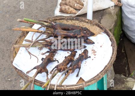 Tomohon, Indonesia - 12 agosto 2017: Ratti cotti venduti al mercato tradizionale di Tomohon, Indonesia Foto Stock