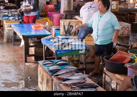 Tomohon, Indonesia - 12 agosto 2017: Persone al mercato del pesce di Tomohon, Indonesia Foto Stock