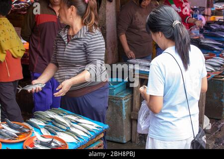 Tomohon, Indonesia - 12 agosto 2017: Persone al mercato del pesce di Tomohon, Indonesia Foto Stock