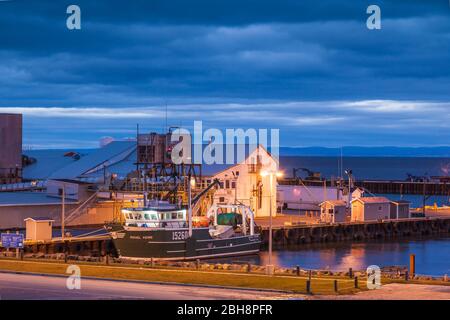 Canada, New Brunswick, Nordest New Bruswick, Caraquet, barche nel porto di pesca, crepuscolo Foto Stock