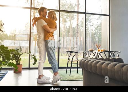 Donna compiaciuta appoggiata alla spalla dei suoi mariti Foto Stock