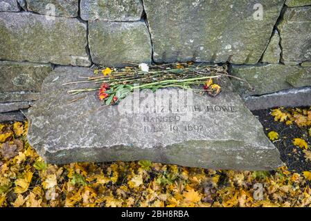 Stati Uniti d'America, New England, Massachusetts, Salem, pietra memoriale al Salem processo alle streghe Foto Stock