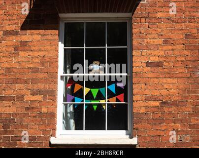 24 Aprile Banbury, Oxfordshire, UK . Le case di Banbury mostrano immagini di arcobaleni, simbolo di speranza in tempi bui, che rappresentano gratitudine e grazie al personale NHS e a tutti i principali lavoratori per il loro servizio durante la pandemia del coronavirus. Credit Bridget Catterall/Alamy Live News Foto Stock