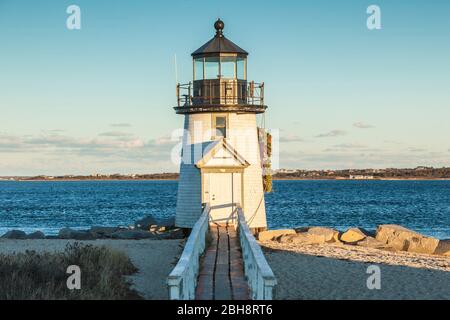 USA, New England, Massachusetts, Nantucket Island, Nantucket Town, Brent Point Lighthouse con una corona di Natale Foto Stock