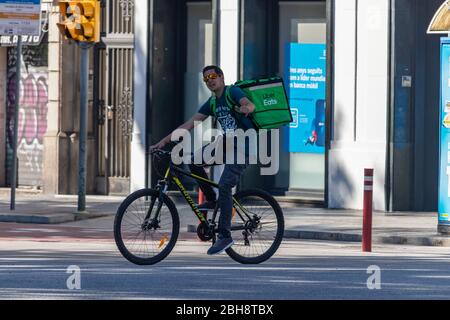 Barcellona, Spagna. 24 Aprile 2020. Uber mangia delivista in bicicletta attraverso le strade vuote di Barcellona durante lo stato di allarme Foto Stock