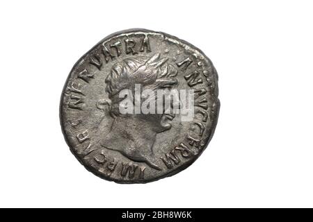 Moneta d'argento romana, oscverso di denario dell'imperatore Traiano Augusto AD98-117, zecca di Roma Foto Stock