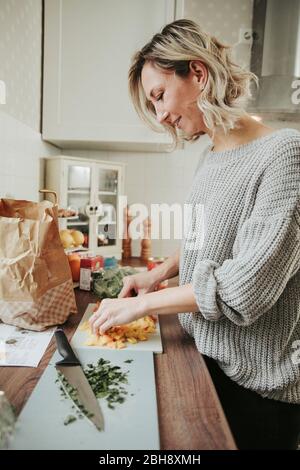 Donna che cucina Foto Stock