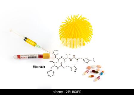 Ritonavir, molecola di C37H48N6O5S2. Si tratta di un inibitore della proteasi antiretrovirale, utilizzato nella terapia dell'infezione da HIV da virus dell'immunodeficienza umana e acquisito Foto Stock