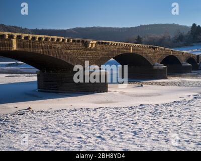 Europa, Deutschland, Hesse, Vöhl, Nationalpark Kellerwald-Edersee, Eder-Fluss an der Alten Aseler Brücke, 'Edersee-Atlantis', trockengefallener Edersee Foto Stock