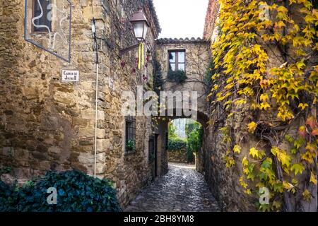 Gasse a Peratallada im Herbst Foto Stock