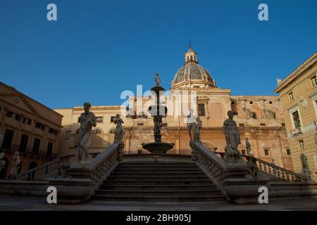 Palermo, centro storico, Piazza Pretoria, scalinata alla Fontana Pretoria, Fontana Pretoria, cupola della chiesa di Santa Caterina sullo sfondo Foto Stock