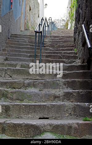 Le Escadas do Caminho, una delle ripide e tortuose scale, in effetti, strade pedonali che attraversano il centro medievale di Porto, Portogallo Foto Stock