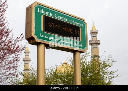 Dearborn, Michigan, Stati Uniti. 24 Aprile 2020. Il primo giorno del Ramadan, il tabellone dei messaggi fuori dal Centro Islamico d'America esorta 'Casa di soggiorno, rimanere al sicuro.' La moschea è chiusa a causa della pandemia di coronavirus. Credit: Jim West/Alamy Live News Foto Stock