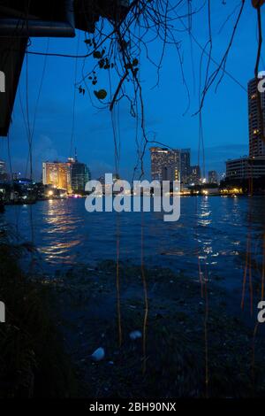 Vista dalla terrazza del Loy la Long Hotel sulla Chao Phraya in serata Foto Stock