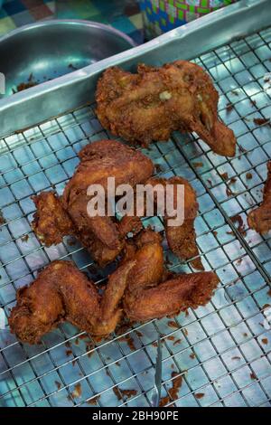 pollame fritto e fritto nella ciotola di metallo Foto Stock