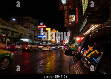 Scena notturna di strada a Bangkok con traffico Foto Stock