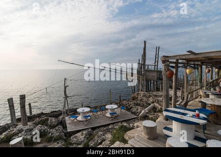 Italien, Mezzogiorno, Apulien / Puglia, Gargano, Peschici, Ristorante al Trabucco da MimÃ¬ und Trabucco Fischerpfahlbau Foto Stock