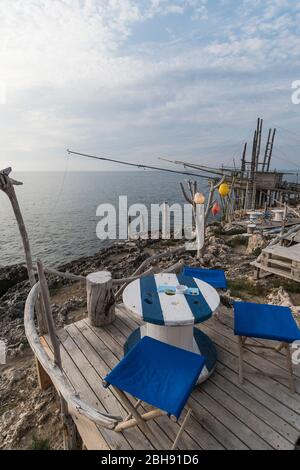 Italien, Mezzogiorno, Apulien / Puglia, Gargano, Peschici, Ristorante al Trabucco da MimÃ¬ und Trabucco-Holzpfahlbau Foto Stock