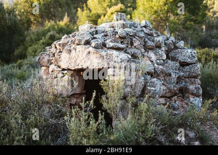 Bella struttura per immagazzinare grano nel mezzo delle montagne Foto Stock