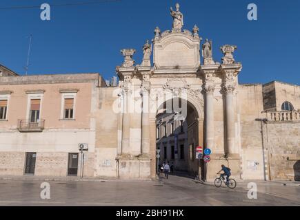 Italien, Mezzogiorno, Apulien / Puglia, Halbinsel Salento, Lecce, Centro storico, porta Rudiae Foto Stock