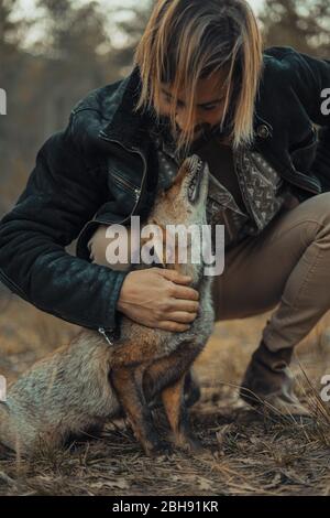 Giovane bearded con una volpe selvaggia in montagna Foto Stock