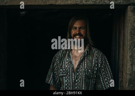 ritratto di giovane con barba alla porta dell'agriturismo Foto Stock