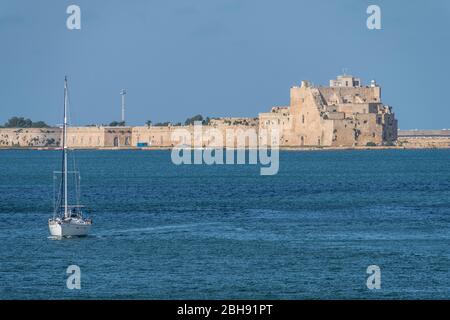 Italien, mezzogiorno, Apulien / Puglia, Halbinsel Salento, Hafenstadt Brindisi, Castello Alfonsino Foto Stock