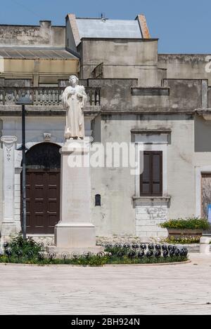 Italia, mezzogiorno, Puglia, Penisola del Salento, Ugento, Piazza San Vincenzo Foto Stock