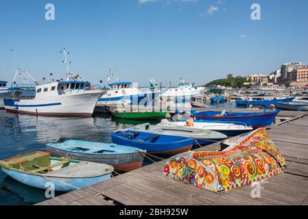 Italia, mezzogiorno, Puglia, Penisola del Salento, Taranto/Taranto, città dei due mari, centro storico, barche da pesca nel porto, Via Garibaldi Foto Stock