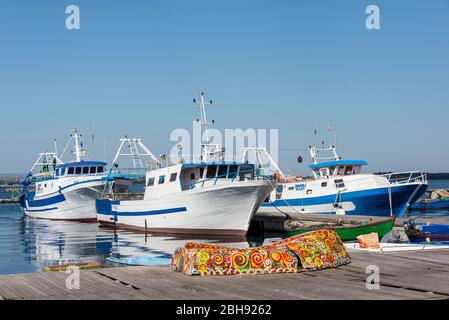 Italia, mezzogiorno, Puglia, Penisola del Salento, Taranto/Taranto, città dei due mari, centro storico, barche da pesca nel porto, Via Garibaldi Foto Stock